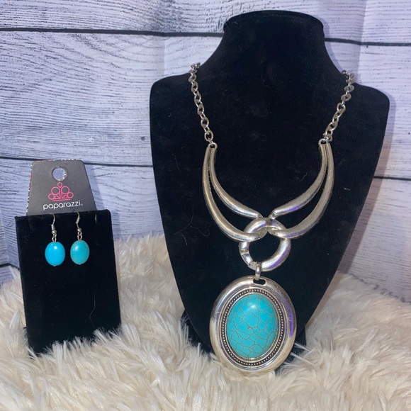 paparazzi Jewelry - Turquoise Necklace and earring set